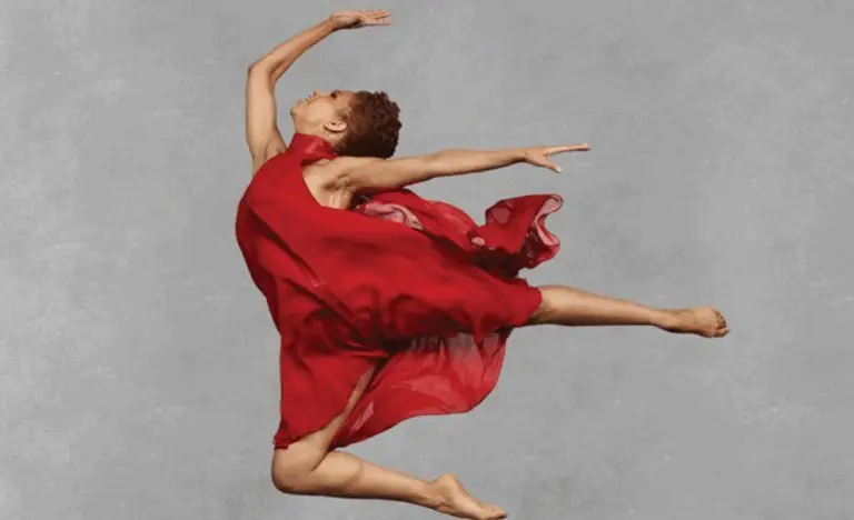 Belén Pereyra flying through the air.