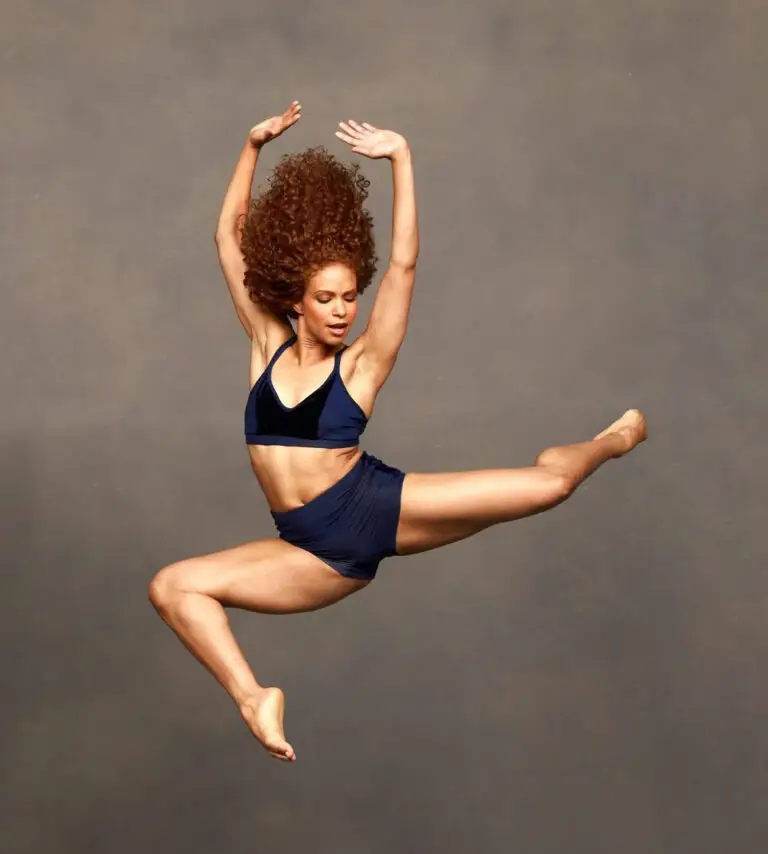 Belén Pereyra flying through the air.